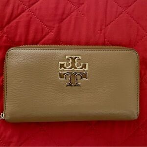 Tory Burch Britton Zip Continental Brown Leather Zip Wallet. Accordion Interior